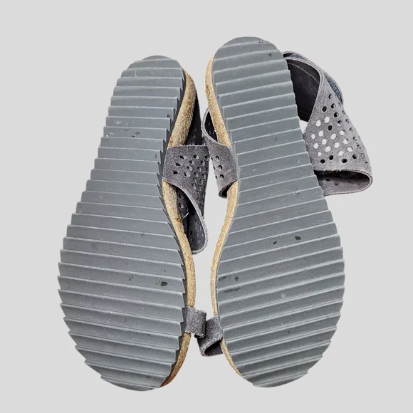 Pedro Garcia Venus Perforated Ankle Cuff Sandals - Picture 6 of 9